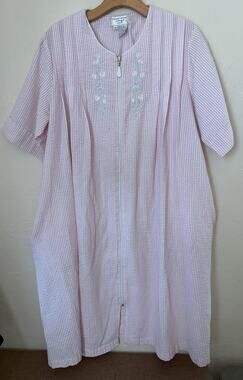 Amanda Stewart Robe Womens M Pink Seersucker Zipper Housecoat Grandmacore Gown